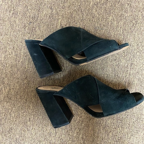 Black Vincent Camuto Saude Sandles - Picture 5 of 6